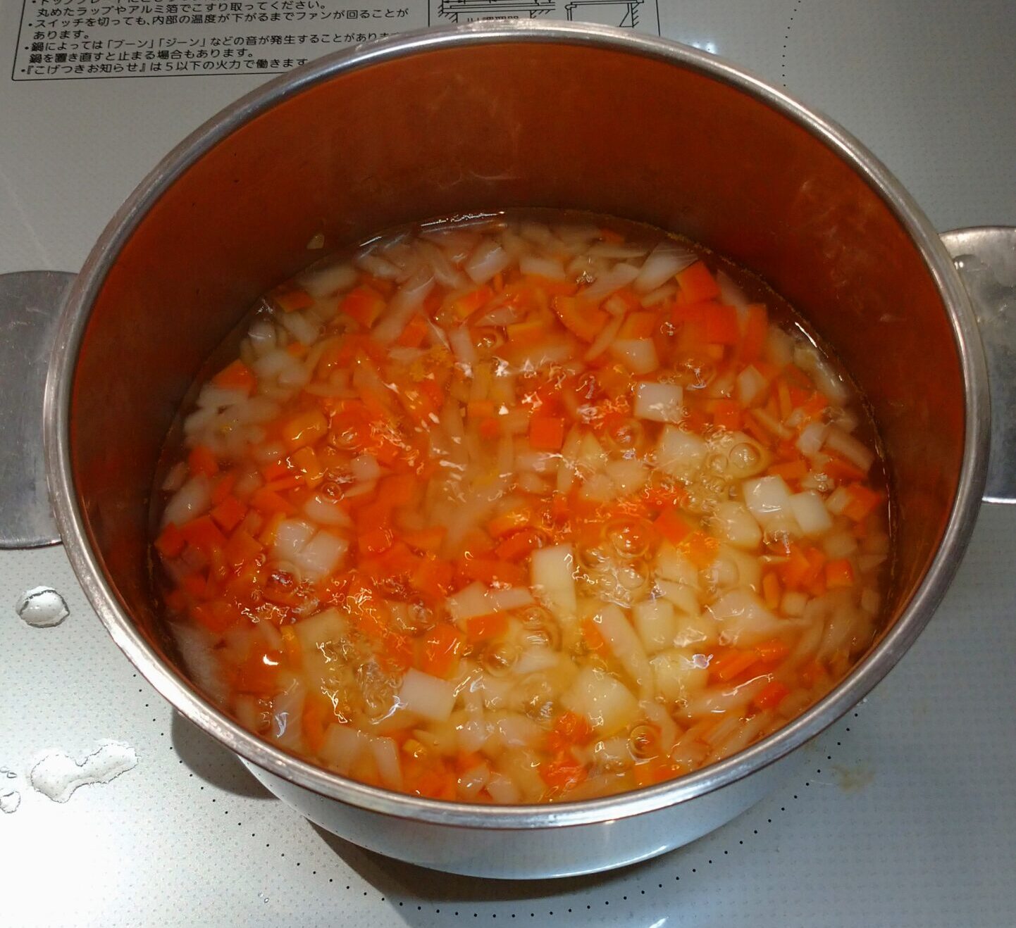 ほんのりカレースープの作り方⓶鍋ににんじん、たまねぎ、じゃがいもを入れ、水400ｍｌ、洋風スープ4.5gを入れて中火で煮込み、沸騰したら弱火で１０分煮込む。